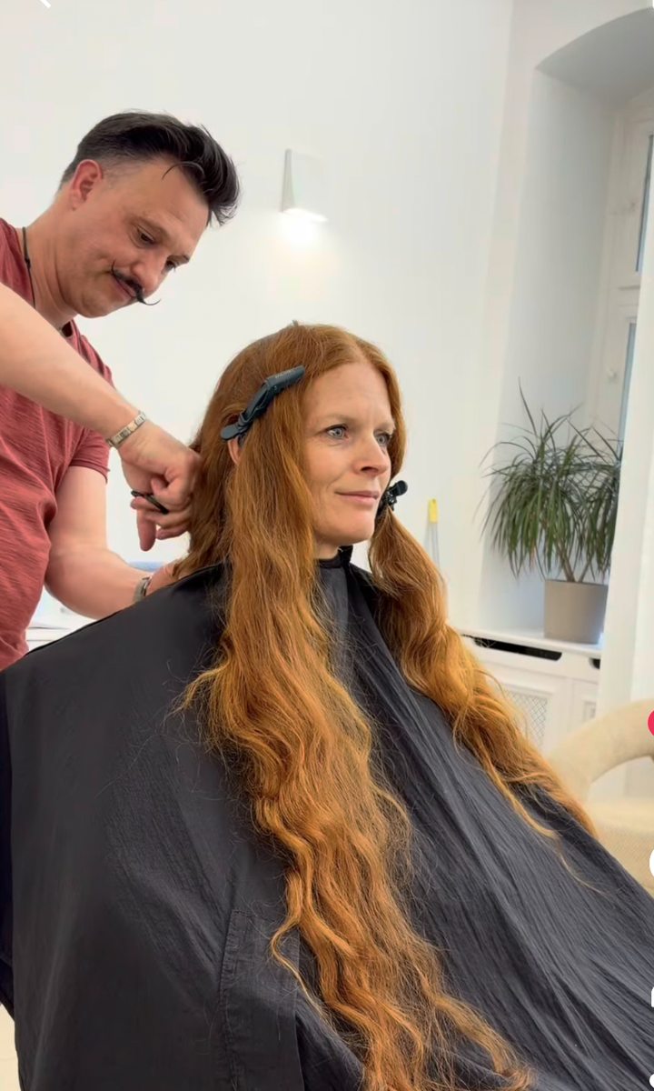 Frau mit Echthaarperücke