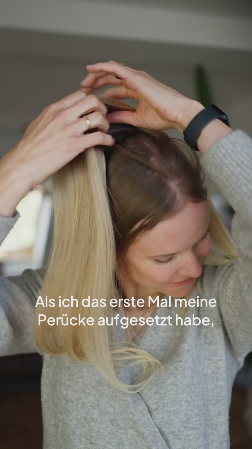 Kundin zeigt im Alltag, wie ihre Perücke sitzt